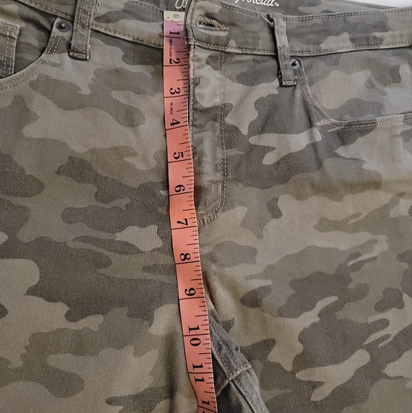 Camo Universal Thread High Rise Skinny Crop - Picture 7 of 7